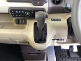 足元スッキリ、インパネシフトです。パーキングブレーキはフットブレーキタイプなので、運転席と助手席の間がスッキリしています。