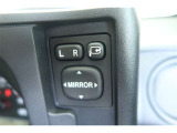 【電動格納ドアミラー】運転席からボタンでドアミラーの角度調整や格納が可能です。