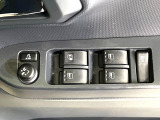 【電動格納ミラー】サイドミラーは電動格納式となっており、狭い駐車場でもキズがつくリスクを抑えられます。