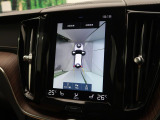 【360&deg;ビューカメラ】4台の高解像度カメラで360度の鳥瞰図を表示。隣の車や壁、死角にある障害物などを画面で確認できるため、狭いスペースでの駐車・出入りも安心です。