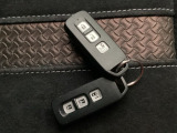 家族やパートナーと個別に持てるため、貸し借りの手間がなくスムーズに乗車できます。また、メインキーを自宅に置いたまま、もう一方をサブとして常に鞄に入れておけるため、持ち出し忘れを防げる点も便利です。