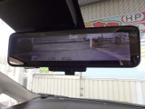 スマートルームミラー画像になります。リアシートに人が乗ってる時やトランクに荷物がたくさん積んでルームミラーが使えないときに便利なオプションです!