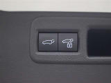 ハンズフリーパワーバックド(挟み込み防止機能・停止位置メモリー機能付)が装備されています。スマートキーを携帯していれば、リヤバンパーの下に足を出し入れするだけでバックドアが自動開閉します。