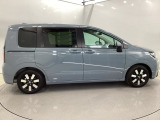 【電動スライドドア】隣の車との距離が近い駐車場でも、ぶつける心配をせずスムーズに開閉。限られたスペースを賢く使う、暮らしに寄り添った設計が魅力です。
