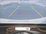 〔バックカメラ〕ギアをバックに入れると画面に自動的に後方映像が映し出され確認可能です。車庫入れなどの際に安全確認が出来て安心ですね。