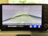 【バックカメラ】運転が苦手な方も車庫入れラクラクです!ギアをリバースに入れれば自動的に切り換わりますので、面倒な操作は不要です♪狭い駐車場もお車を傷つけず安心ですね!