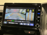 リバースギアに入れるだけで後方の表示へ切り替わります。夜間や雨の日の駐車も楽になりますよ。