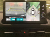 マルチビューカメラシステム搭載車です。お車の周囲を全方位でカバーします。後方・前方・両脇と、コンディションが悪い視界でもカラーモニターに映し出した映像がドライバーをサポートします。