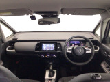 【前方視界】開放的な前方視界!運転がしやすく疲れにくいです♪窓が大きく、見通しがとっても良いおクルマですよ♪