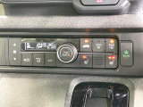 【オートエアコン】一度お好みの温度に設定すれば、車内の温度を検知し風量や温度を自動で調整。暑い&hellip;寒い&hellip;と何度もスイッチ操作をする必要はありません。快適な車内空間には必須の機能ですね♪