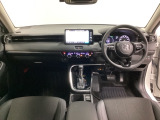 車内は光触媒抗菌消臭施工済です。インパネ周りはスタイリッシュなデザインで機能や装備も充実しています。グローブボックスやカップホルダーのほかにトレーなどたくさんの収納スペースが付いています。