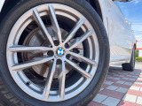 ●純正19インチアルミホイール:輸入車ならではの卓越した走りを支えるホイールと足回りです!日本車の走りに慣れている方にもぜひ体感して頂きたいほど、高いレベルでまとまっています!