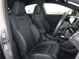 Audi車はどの車種も全てレザーハンドルです。そこにはAudiのこだわりがあり質感の高いレザーでしっかりと手に馴染み、高級感を演出します。