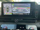 アラウンドビューモニターです。4つのカメラからの映像を合成・処理することで空から見下ろすような視点で周囲を確認でき、駐車時のクルマの位置確認がスムーズになります。