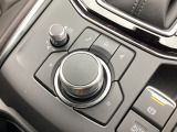手元を見なくてもノールックで直感的に操作が出来るコマンダーコントロールはドライバーの気持ちに寄り添える様にと、マツダの考え方を具現化したひとつの例です。