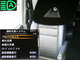 フロントカメラで車線や前方の人や車をモニターして、エマージェンシーブレーキや車線逸脱警報をを作動。ハイビームアシストも装備。