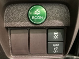VSA装備車です。VSAはドライバーの操作と車の動きを見守っています。もし車の挙動が乱れたとき、4輪別々にブレーキをかけたり、エンジンパワーをしぼることによって車を安定させます。