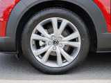 18インチ純正アルミホイールを装備。タイヤサイズは215/55R18となります。