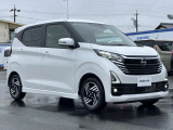 エマージェンシーブレーキ(衝突被害軽減ブレーキ)、フロントカメラが車両や歩行者を検知し警告音と共に衝突回避、軽減をアシストしてくれます。
