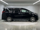 広い展示場にゆったりと展示をしております。ベビーカーでもゆっくりと車をご覧いただけますよ!