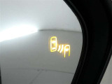 隣車線を走る車両をレーダーで検知し、ドアミラーでは確認しにくい後側方エリアに存在する車両に加え、急接近してくる車両も検知します。車両を検知するとドアミラーに搭載されたLEDインジケーターが点灯します。