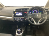 車内は光触媒抗菌消臭施工済です。インパネ周りはスタイリッシュなデザインです。グローブボックスやカップホルダーのほかにトレーなどたくさんの収納スペースが付いています。