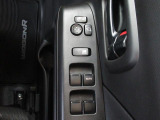 パワーウィンドウのスイッチですよ。 運転席に居ながら窓を開け閉めのコントロールできますよ。 ロック機能で、子供がイタズラして窓を開けるという事も無くなりますよ。