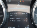 【レーンキープアシスト】車載のカメラ+センサーが走行車線を認識し、車線を逸脱しそうになると必要に応じてステアリングを穏やかに修正。また、ステアリングを振動させ、ドライバーに警告します。