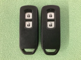 スマートキーを装備しています。鍵を差し込むことなくドアロックの開け閉めと、スタートボタン操作でのエンジンスタートができます。スペアキーも同じものを用意しております。
