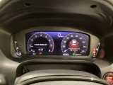 大型の液晶画面内にスピードメーターとタコメーターを表示、メーター内に燃費やオドメーターなどの表示の他に、ホンダセンシング機能などの表示もできる多機能なマルチインフォメーション・ディスプレイです。