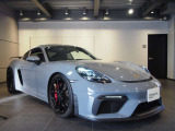フロント エプロンに冷却用大型エアインテーク、センター エア アウトレット、GT4ロゴ搭載フロント リップ スポイラー