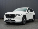 分厚いフロントフェイスと縦置きレイアウトならではのロングノーズ/ショートデッキによる、力強く躍動的な骨格。