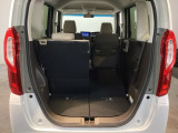 軽い力でサッと倒せるシートアレンジ。急に荷物が増えても、その場でサクッとスペースを広げられます。毎日の『困った』を『助かった』に変える工夫が満載です。