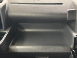 助手席側のインパネトレイは大きくてボックスティッシュも置けます!