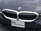 左右のキドニー・グリルの中心にはBMWのエンブレムが鎮座し、個性を放つデザイン性を兼ね備えました。