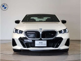 【BMWの伝統-1】BMWの特徴的な&ldquo;キドニーグリル&rdquo;は、80年以上続く伝統の形でございます。変わらないこだわりのデザインが、プレミアムブランド&ldquo;BMW&rdquo;を創り出します。