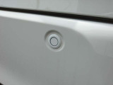 後方にはコーナーセンサーが付いております。音で危険を知らせてくれるのとブレーキとアクセルの踏み間違えも防止してくれます。