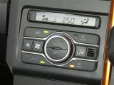 【オートエアコン】車内温度を感知して自動で温度調整をしてくれるのでいつでも快適な車内空間を創り上げます!どの席に座っても快適なドライブが楽しめます♪