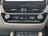 デュアルオートエアコン付きです。運転席・助手席でそれぞれ吹き出す風の温度や風量など自動調整してくれます。