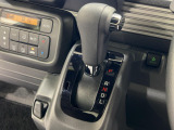 インパネシフトだから視線の移動も少なく足元もスッキリ♪運転席もゆったりしているのでゆとりを持ってドライブできますね!