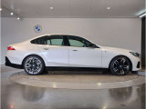 【BMWの伝統-3】BMWのお車は、&ldquo;駆け抜ける歓び&rdquo;を体現しております。走行の安定性とコーナリングの良さを追求し、思い通りにハンドルの操作可能です。