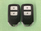 スマートキーを装備しています。鍵を差し込むことなくドアロックの開け閉めと、スタートボタン操作でのエンジンスタートができます。スペアキーも同じものを用意しております。