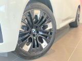 BMW純正アロイホイールはモデルやパッケージに合わせてデザインされています。洗練されたデザインで、足元の個性を引き立てます。