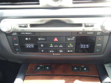 【運転席・助手席独立温度調整オートエアコン(花粉除去モード付)】
