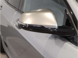 【BMWミラー】視認性の高いスタイリッシュなミラー。自動防眩機能も付いており夜間のドライビングをサポートします。
