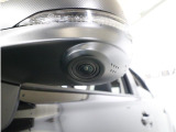 助手席側で見えにくい左前方の映像を、車内のマルチファンクションディスプレイに映し出します。前方への駐車や左寄せ、狭い道でのすれ違いなど、さまざまなシーンで安心して運転できる便利な機能です。
