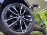 【純正18インチアルミホイール】外観にマッチした純正アルミホイールを装着しております。各種社外アルミホイールや、スタッドレスタイヤも取扱いしております。是非ご相談ください♪