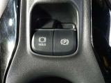 パーキングブレーキの作動と解除が簡単に行える【電動パーキングブレーキ】! 渋滞や信号待ちなどでブレーキを踏んで停車した時にブレーキを保持してくれる【ブレーキホールド】機能も搭載しています!