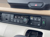 【オートエアコン】一度お好みの温度に設定すれば、車内の温度を検知し風量や温度を自動で調整。暑い&hellip;寒い&hellip;と何度もスイッチ操作をする必要はありません。快適な車内空間には必須の機能ですね♪