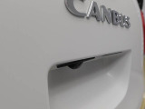 このお車はバックカメラが付いています。ナビをつければ連動できます。バックの操作が楽になります。